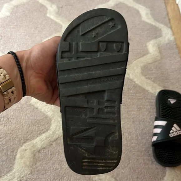 Girls Adidas slides - pink/black size 4 - Picture 2 of 6